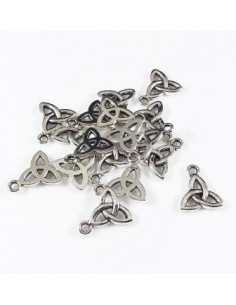 Charm argintiu nod triunghiular 14 mm 2